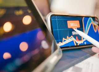 Trader på flere markeder, som analyserer Bitcoin, Ethereum og muligheder inden for valuta