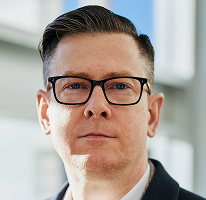 Direktørportræt af CEO Alexander Hughes i et kryptohandelsfirma
